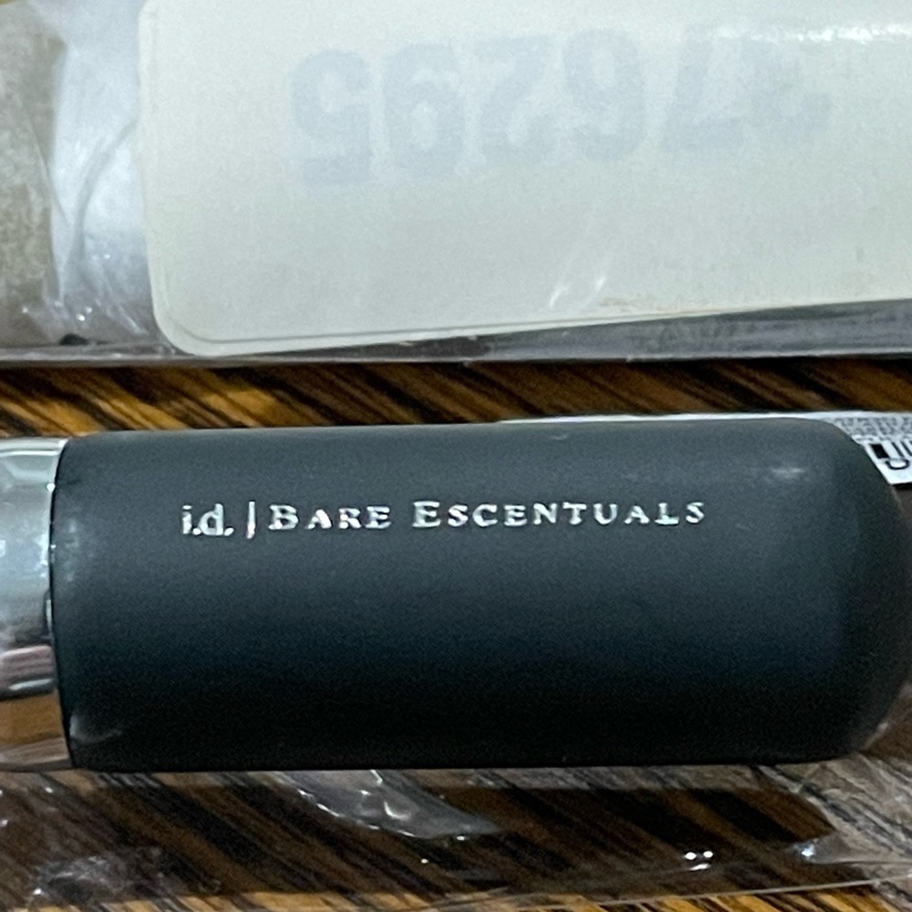 I.D Bare Escentual Brushes - 2 Flawless Face Brushes #28 - Picture 4 of 8